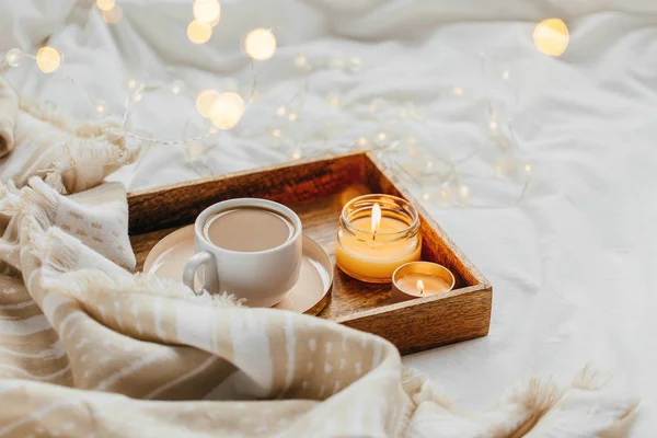 Beyaz Yatak Üzerinde Sıcak Ekose Ile Kahve Mum Tepsisi Yatakta — Stok fotoğraf