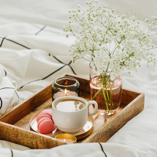 Vassoio Legno Caffè Candele Con Fiori Sul Letto Lenzuola Bianche — Foto Stock