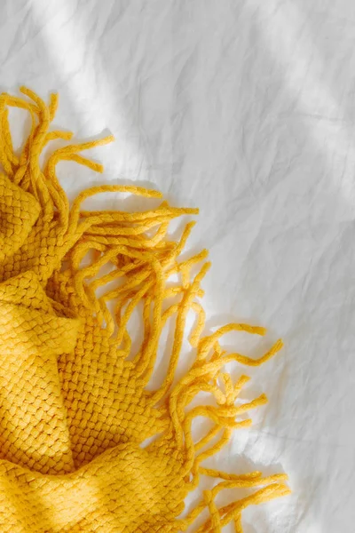 Ropa Cama Con Una Tela Cuadros Punto Amarillo Fondo Acogedor —  Fotos de Stock