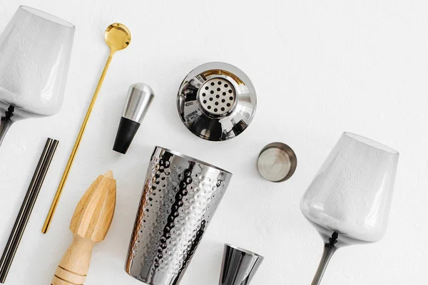 Bar aksesuarları ve kokteyl yapmak için aletler. Titretici, jigger, cam, kaşık ve diğer bar aletleri.