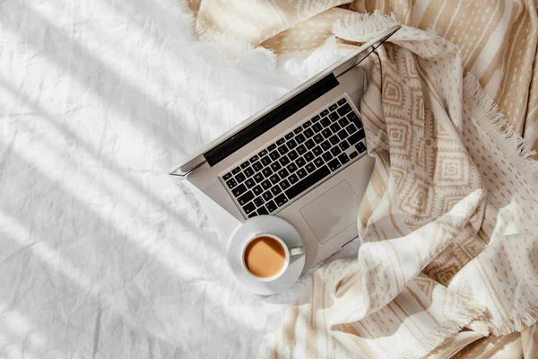 Laptop Dan Secangkir Kopi Tempat Tidur Putih Dengan Plaid Krem — Stok Foto