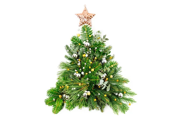 Kerstboom Gemaakt Van Sparren Dennen Takken Met Kerstversiering Witte Achtergrond — Stockfoto
