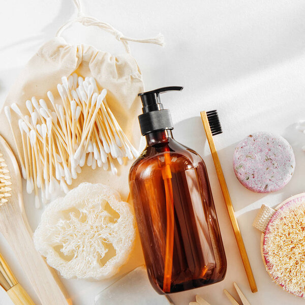 Набор косметических средств и инструментов Eco. Мыло, бутылки шампуня, зубная щетка бамбука, натуральная деревянная щетка. Нулевые отходы, без пластика. Концепция устойчивого образа жизни
. 