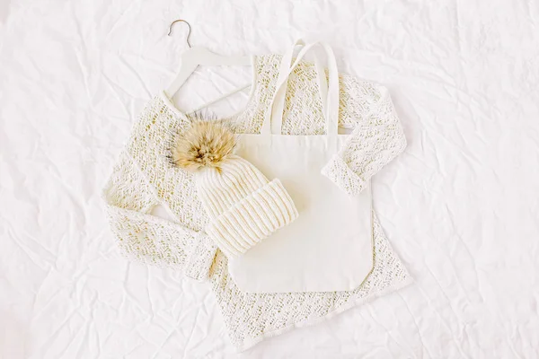 Camisola Branca Malha Com Chapéu Sacola Outono Inverno Moda Roupas — Fotografia de Stock