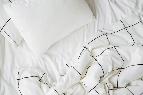 Λευκά Σεντόνια Ριγέ Κουβέρτα Και Μαξιλάρι Χαλασμένο Κρεβάτι Άνετο Φόντο — Φωτογραφία Αρχείου