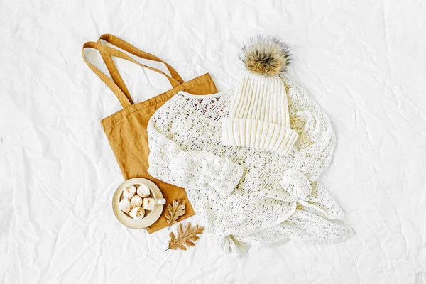 Язаний Білий Светр Сумкою Какао Напій Осінь Зимовий Модний Одяг — стокове фото