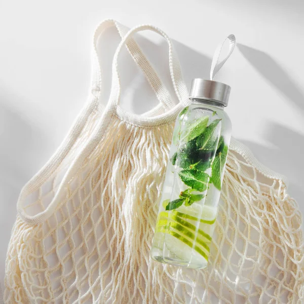 Taze limon ve nane infüzyon su, kokteyl, detoks içecek, eko çanta ile yeniden kullanılabilir şişelerde limonata. Çevre dostu. Sürdürülebilir yaşam tarzı.