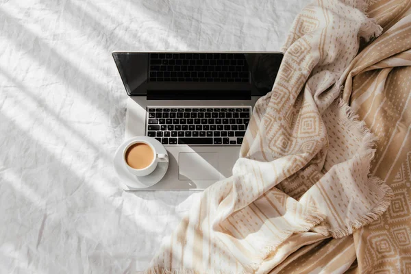 Laptop Dan Secangkir Kopi Tempat Tidur Putih Dengan Plaid Krem — Stok Foto