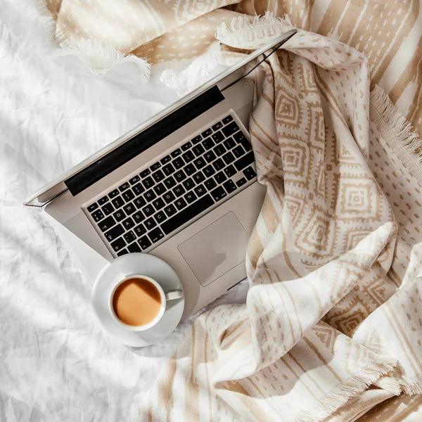 Laptop Cup Coffee White Bed Beige Plaid Work Home Concept — Stock Photo, Image