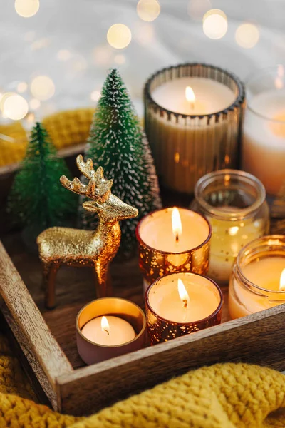 Brennende Kerzen Und Weihnachtsdekoration Auf Holztablett Mit Warmem Karo Winter — Stockfoto