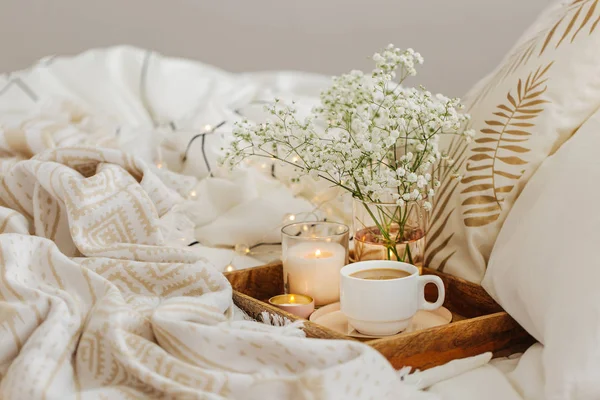 Houten Dienblad Met Koffie Kaarsen Met Bloemen Bed Witte Lakens — Stockfoto