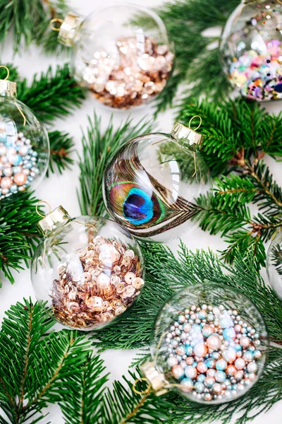 Bola Transparente Vidro Natal Com Confete Brilho Colorido Ramo Abeto — Fotografia de Stock
