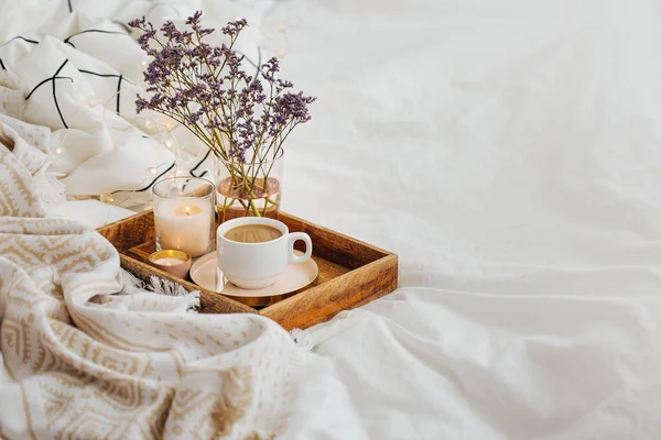 Houten Dienblad Met Koffie Kaarsen Met Bloemen Bed Witte Lakens — Stockfoto