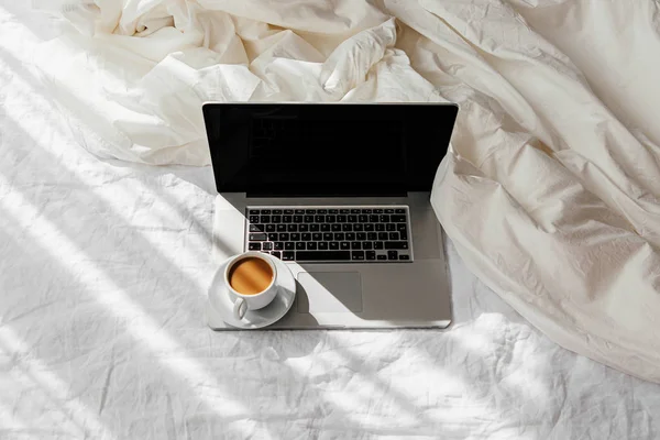 Laptop Cup Coffee White Bed Blanket Work Home Concept Morning — Stock Photo, Image