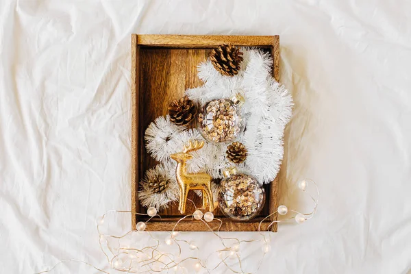 Σετ Χριστουγεννιάτικης Διακόσμησης Ξύλινο Κουτί Λευκό Κρεβάτι Ιδέα Των Διακοπών — Φωτογραφία Αρχείου