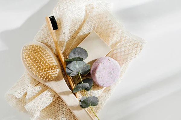 Eko doğal banyo aksesuarları, doğal kozmetik ürünler ve araçlar. Sıfır atık kavramı. Plastik ücretsiz. Düz yatıyordu, en iyi görünümü 