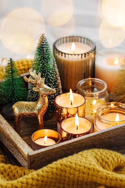 Holztablett Mit Brennenden Kerzen Und Weihnachtsdekoration Darauf Mit Warmem Karo — Stockfoto