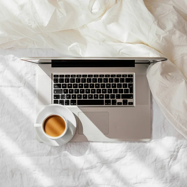 Laptop Tazza Caffè Sul Letto Bianco Con Una Coperta Concetto — Foto Stock