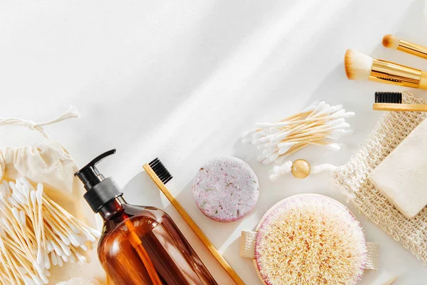 Sett Med Kosmetiske Produkter Verktøy Til Miljøproduksjon Såpe Sjamponeringsflasker Bambustannbørste – stockfoto