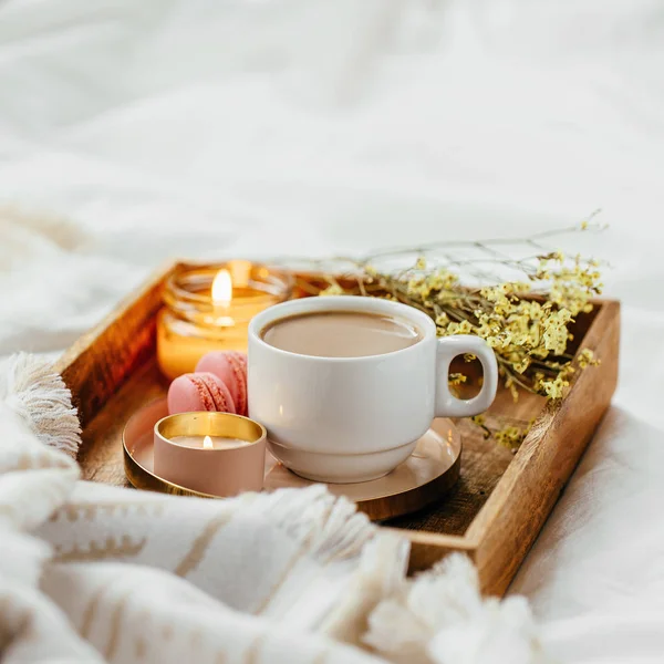 Dienblad Met Koffie Kaarsen Met Warme Plaid Wit Beddengoed Ontbijt — Stockfoto
