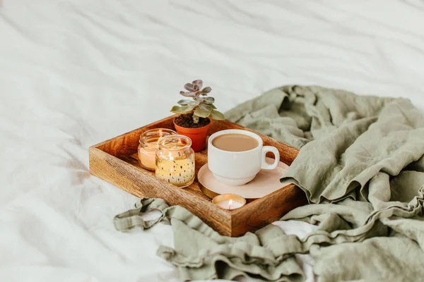 Vita Sängkläder Med Morgonrock Bricka Med Kaffe Och Stearinljus Frukost — Stockfoto
