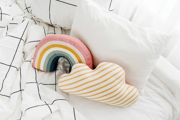 Sábanas Blancas Con Manta Rayada Almohada Brillante Cama Desordenada — Foto de Stock