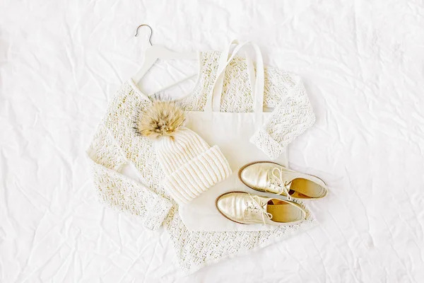 Camisola Branca Malha Com Chapéu Sapatos Sacola Outono Inverno Moda — Fotografia de Stock