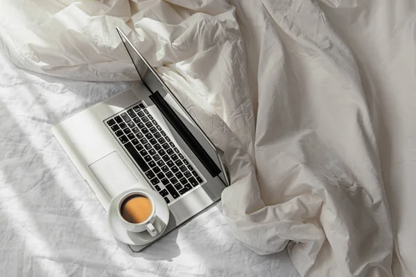 Laptop Και Φλιτζάνι Καφέ Λευκό Κρεβάτι Μια Κουβέρτα Δουλειά Στο — Φωτογραφία Αρχείου