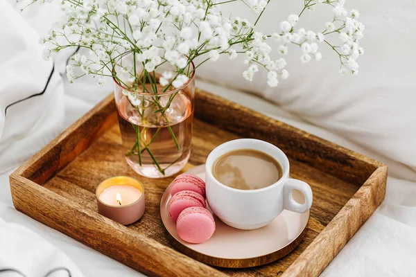 Vassoio Legno Caffè Candele Con Fiori Sul Letto Lenzuola Bianche — Foto Stock