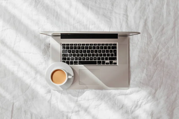 Laptop Xícara Café Cama Branca Trabalho Casa Conceito Luz Manhã — Fotografia de Stock