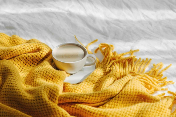 Tazza Caffè Sul Letto Con Plaid Caldo Concetto Autunno — Foto Stock