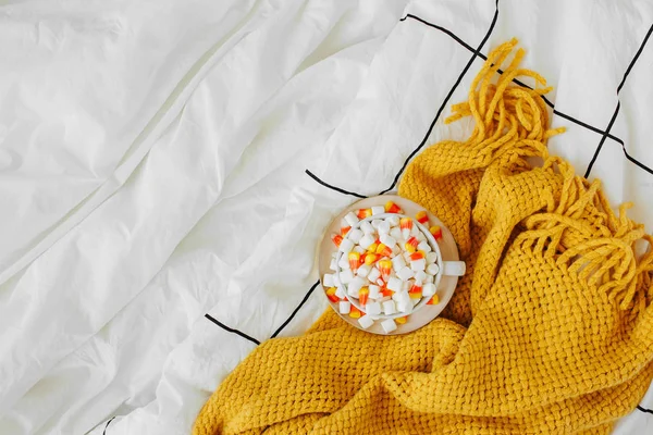 Koffie Met Marshmallow Candy Corn Bed Met Warme Plaid Herfst — Stockfoto