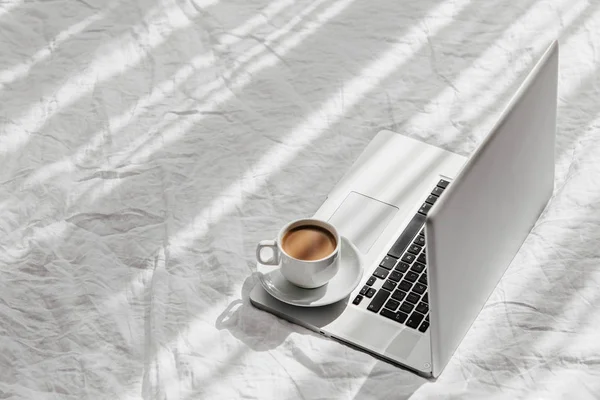 Φορητός Υπολογιστής Και Καφές Λευκό Κρεβάτι Εργασία Στο Σπίτι Έννοια — Φωτογραφία Αρχείου