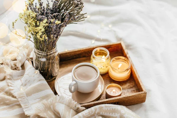 Bandeja Café Velas Com Xadrez Quente Roupa Cama Branca Pequeno — Fotografia de Stock