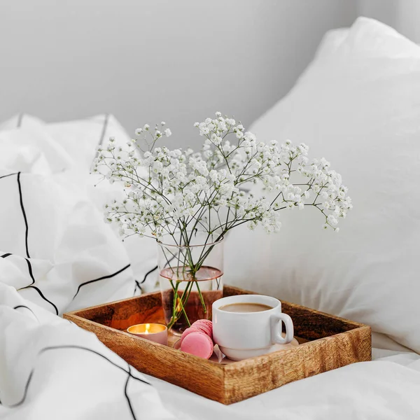 Houten Dienblad Met Koffie Kaarsen Met Bloemen Bed Witte Lakens — Stockfoto