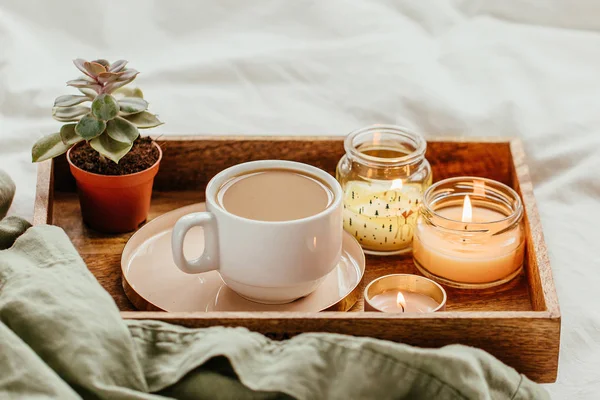 Vita Sängkläder Med Morgonrock Bricka Med Kaffe Och Stearinljus Frukost — Stockfoto