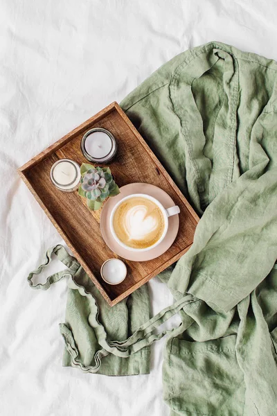 Vita Sängkläder Med Morgonrock Bricka Med Kaffe Och Stearinljus Frukost — Stockfoto