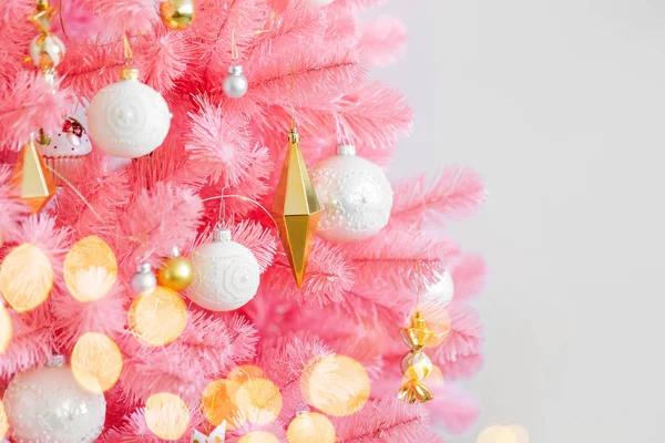 Rosafarbener Weihnachtsbaum Und Weihnachtsschmuck Weiß Und Gold Weihnachtlicher Hintergrund Frohes — Stockfoto