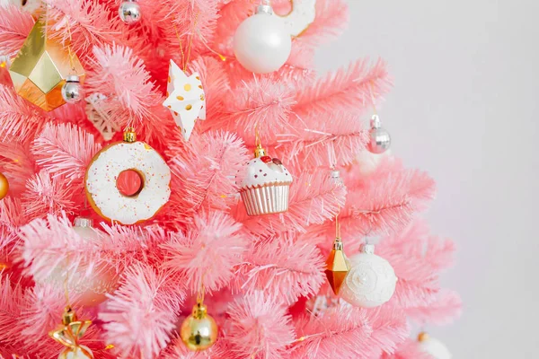 Rosafarbener Weihnachtsbaum Und Weihnachtsschmuck Weiß Und Gold Weihnachtlicher Hintergrund Frohes — Stockfoto