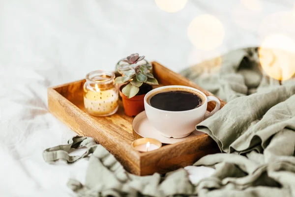 Vita Sängkläder Med Morgonrock Bricka Med Kaffe Och Stearinljus Frukost — Stockfoto