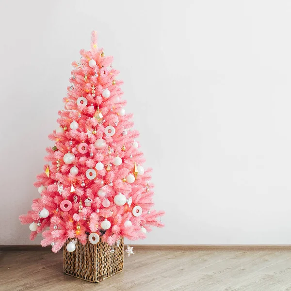 Árvore Natal Rosa Decorações Natal Cor Branca Dourada Interior Branco — Fotografia de Stock