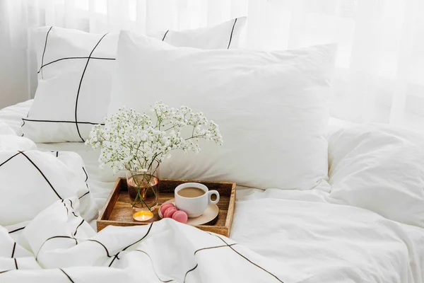 Houten Dienblad Met Koffie Kaarsen Met Bloemen Bed Witte Lakens — Stockfoto