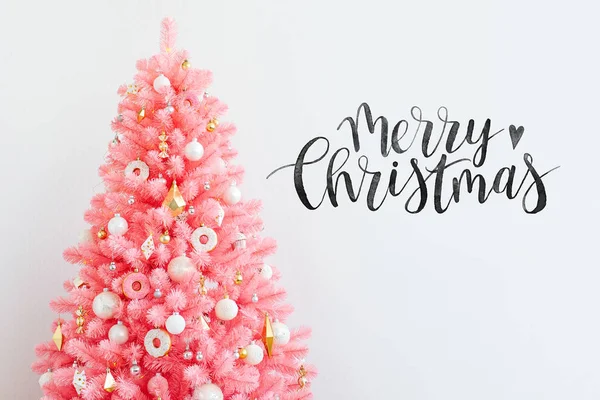Ροζ Χριστουγεννιάτικο Δέντρο Και Χριστουγεννιάτικες Διακοσμήσεις Λευκό Και Χρυσό Χρώμα — Φωτογραφία Αρχείου