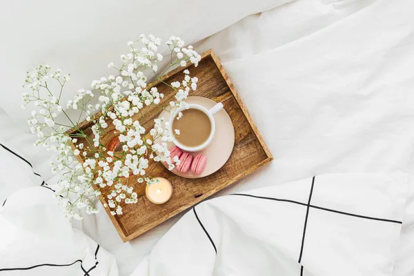 Houten Dienblad Met Koffie Kaarsen Met Bloemen Bed Witte Lakens — Stockfoto