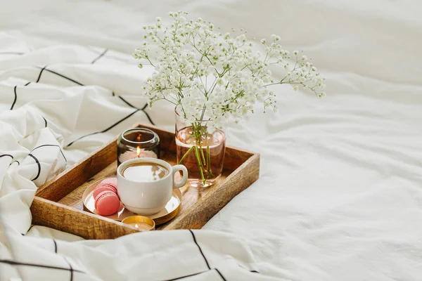 Träbricka Med Kaffe Och Ljus Med Blommor Sängen Vita Lakan — Stockfoto