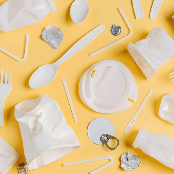Sarı Arka Planda Gıda Plastik Ambalaj Geri Dönüşüm Plastik Ekoloji — Stok fotoğraf