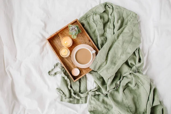 Weiße Bettwäsche Mit Morgenmantel Tablett Mit Kaffee Und Kerzen Frühstück — Stockfoto