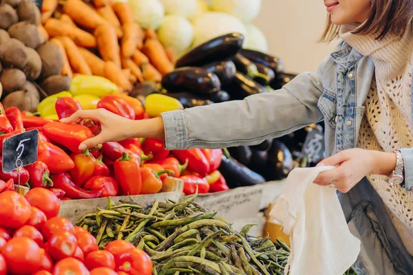 Женщина Выбирает Фрукты Овощи Продовольственном Рынке Многоразовая Экосумка Покупок Устойчивый — стоковое фото