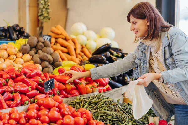 Vrouw Kiest Groenten Fruit Voedselmarkt Herbruikbare Eco Tas Voor Winkelen — Stockfoto