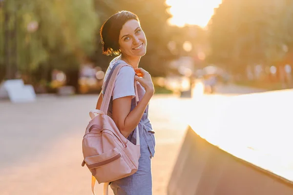 Retrato Estudante Passeio Com Uma Mochila — Fotografia de Stock